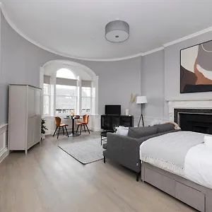  Apartment Joivy Modern In New Town, On Historic George Street