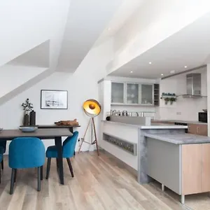  Apartment Deluxe Duplex With Garage